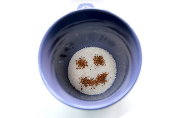 Смайлик  из кофе и сахара в большой фиолетовой чашке