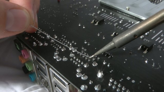 Feine L&ouml;tarbeiten auf einer Platine