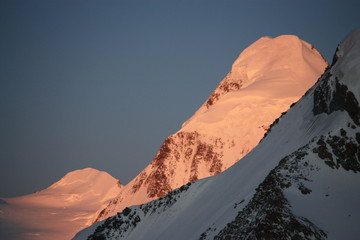 Naklejka premium coucher de soleil sur les alpes suisses