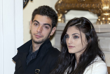 giovane coppia di sposi in chiesa