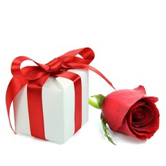 Geschenk und Rose