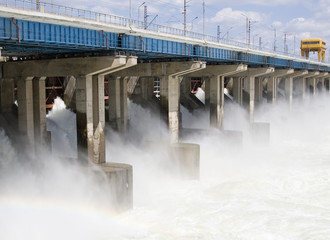 Fototapeta na wymiar Reset wody w elektrowni wodnej na rzece