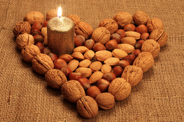 Nüsse in Herzform mit Kerze