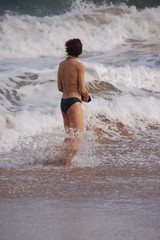 Fototapeta premium Une femme sur la plage