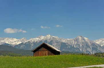 Fototapeta na wymiar Holzhütte in den Alpen