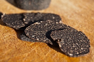 Sliced black truffles - Truffe noire et tranches - 28651969