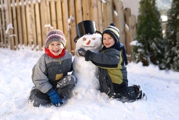 Kinder beim Spiele im schnee