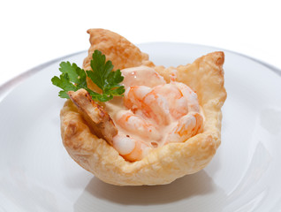Cocktail di gamberetti in salsa rosa in cestino di pasta sfoglia