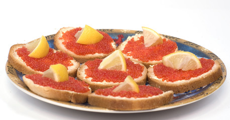 assiette de toasts aux oeufs de poissons