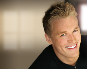 Obraz premium Smiling young man