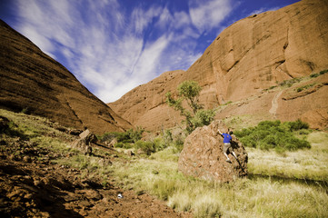 roca escalando en piedra