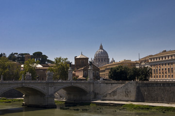 Fototapeta na wymiar Bridge over the River Tiber