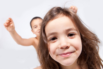Deux enfants qui jouent ensemble...
