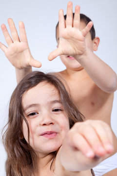 deux enfants jouant...