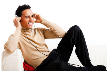 junger Mann beim Musik hören