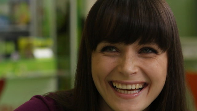 Красивая девушка говорит и смеется