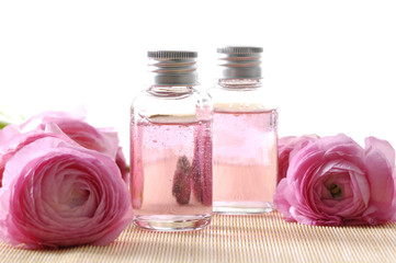 Obraz na płótnie Canvas Butelki z aromatycznych oliwy z różowym hortensji