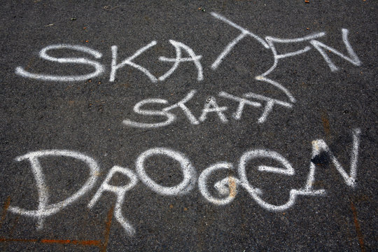 Slogan als Stra&szlig;enaufschrift Skaten statt Drogen