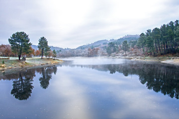 Fototapeta premium amanecer en el lago