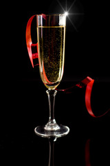 flutte champagne et ruban rouge