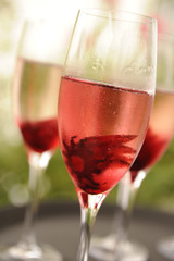 Prosecco mit Blume im Glas