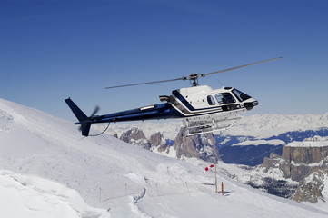 Fototapeta na wymiar Lądowanie śmigłowca w regionie narciarskim