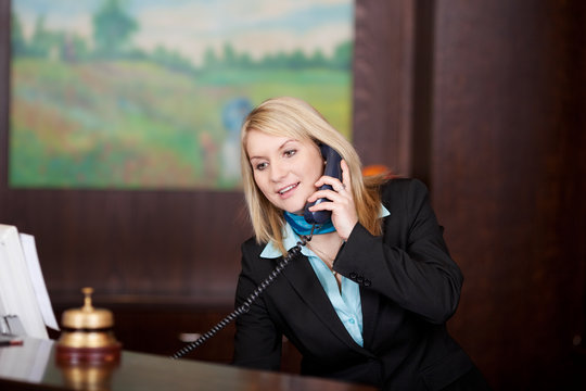 freundliche hotelangestellte am telefon
