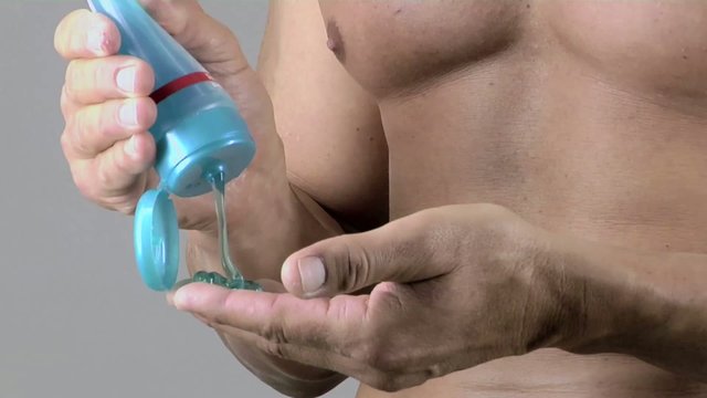 uomo si spalma la crema