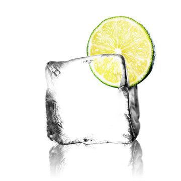 Limette im Eisw&uuml;rfel
