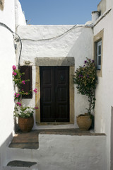 Fototapeta na wymiar Biały dom wejście w Chora Patmos