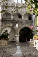 Fototapeta na wymiar Gothic dziedzińce klasztoru świętego Jana - Patmos