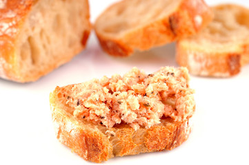 Une tartine de rillettes de saumon