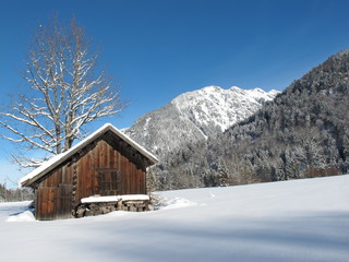 Hütte im Gebirge, Winterlandschaft
