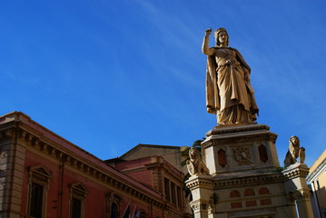 Fototapeta na wymiar Statua di Eleonora d'Arborea