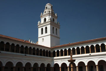 Fototapeta na wymiar Wieża klasztor i dzwon w Sucre Boliwii