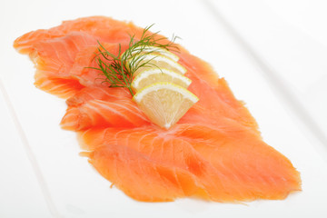 Räucherlachs mit Zitrone und Dill