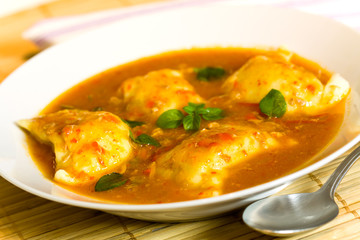 Maultaschen mit Tomatensoße