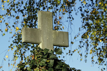 Steinkreuz auf einem Friedhof