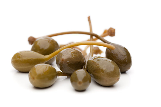 Kapernbeeren auf einem Haufen auf wei&szlig;em Hintergrund