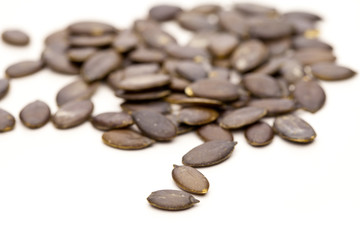 Viele Kürbiskerne auf weißem Hintergrund