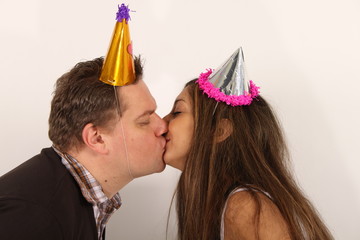 Ein Pärchen küsst sich auf einer Party