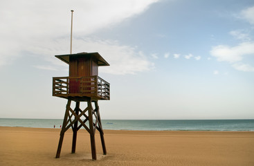 Torre de vigilancia en la playa