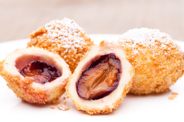 Nahaufnahme von Zwetschgenknödel