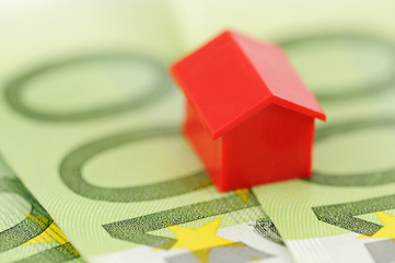 Red model house and banknotes