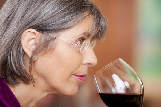 frau macht weinprobe