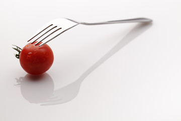Kirschtomate mit Gabel