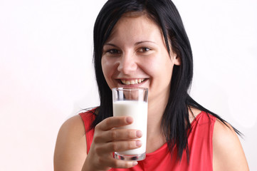 junge Frau trinkt Milch aus einem Glas