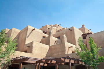 Naklejka premium Adobe Hotel zbudowany jak Pueblo Santa Fe w Nowym Meksyku