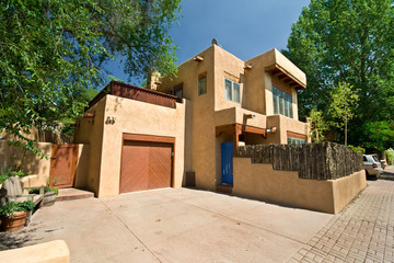 Obraz premium Nowoczesny dom jednorodzinny firmy Adobe w Santa Fe w Nowym Meksyku