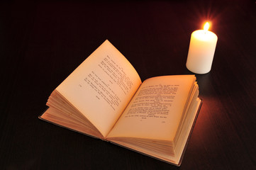 Gedichte bei Kerzenlicht lesen